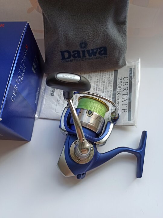 Катушка спиннинговая daiwa certate 2500-r сustom