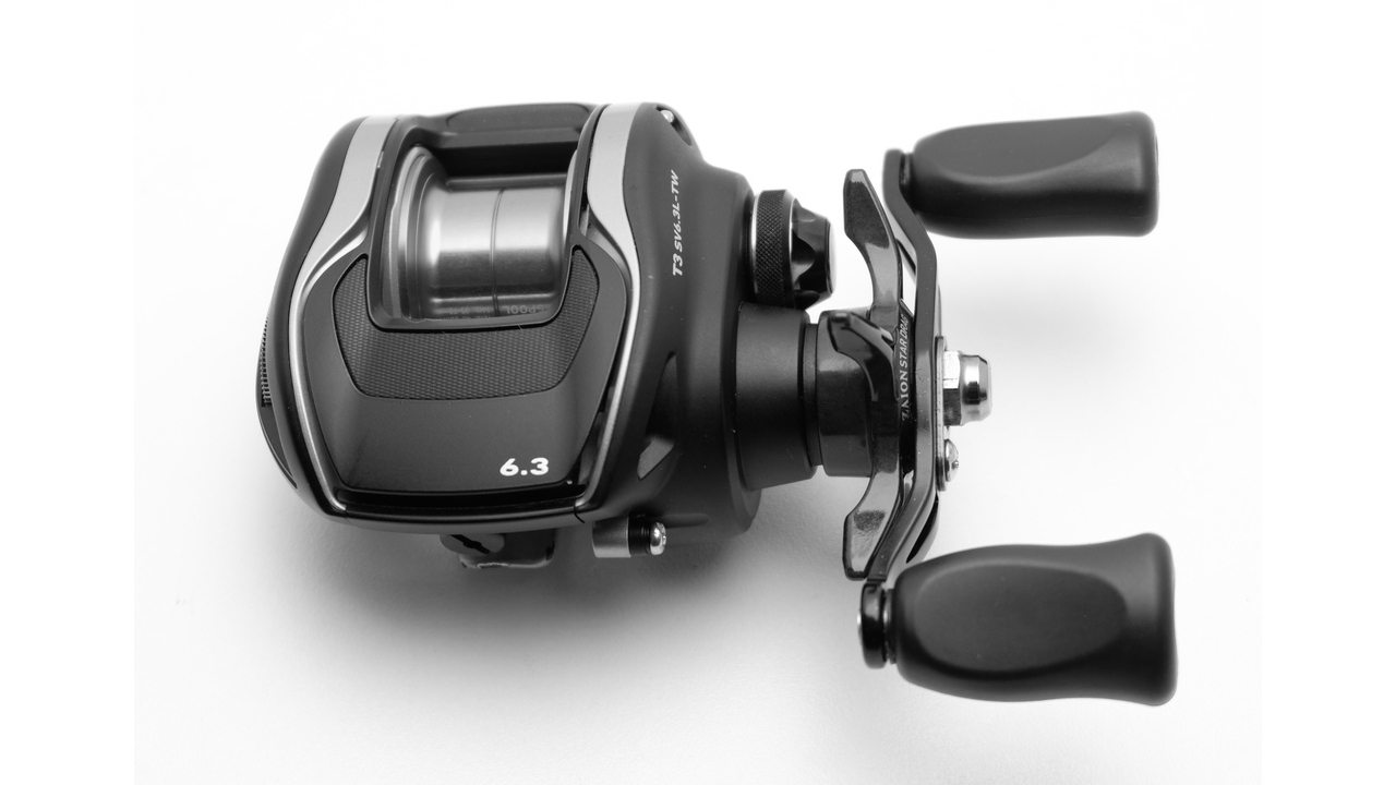 Боковая крышка в сборе daiwa t3 sv tw 8.1 right hand деталь на схеме 1-21, 23