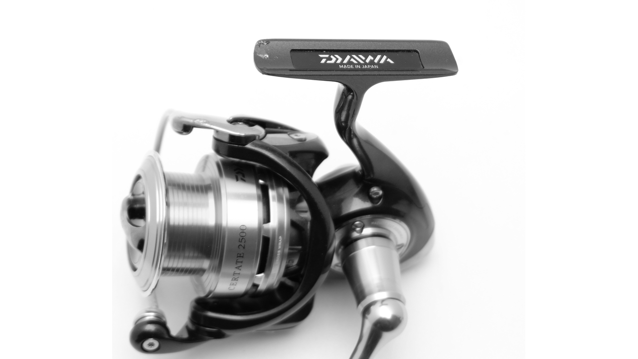 Катушка спиннинговая daiwa 10 certate 2500 суперцена!