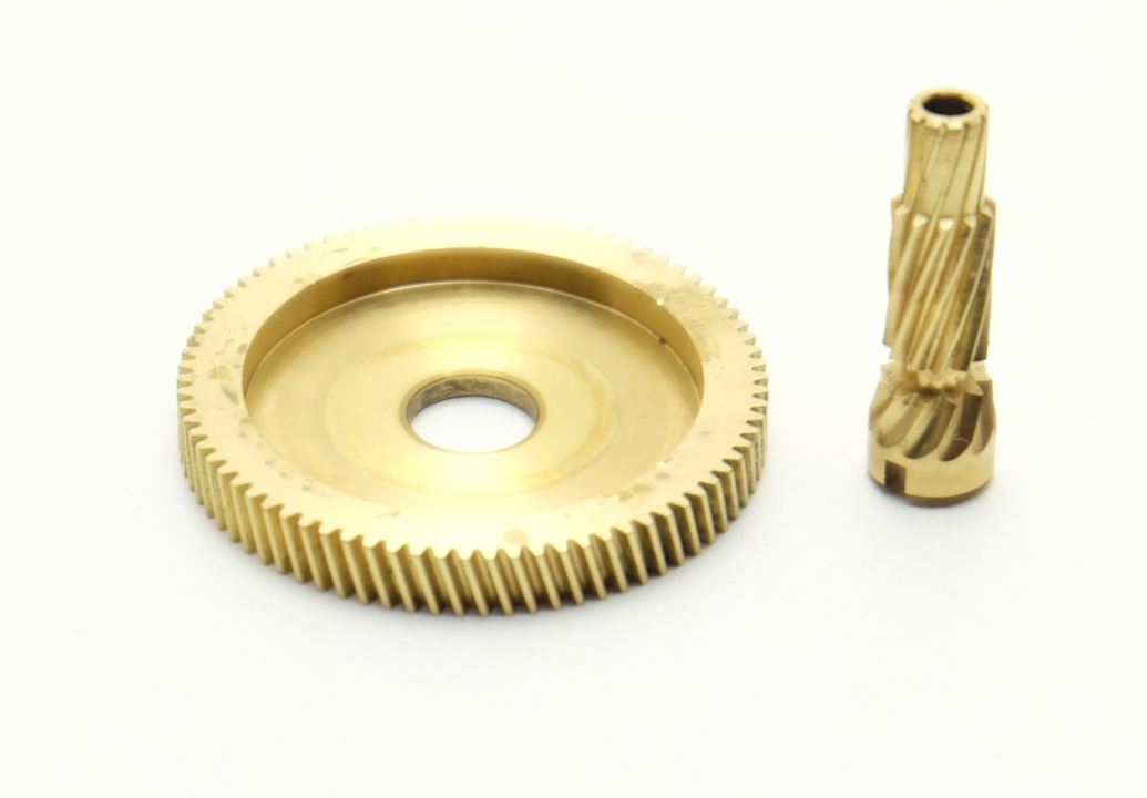 Главная пара daiwa pinion gear and drive gear megaforce twitchin bar right hand детали на схеме под номерами 45 и 57 