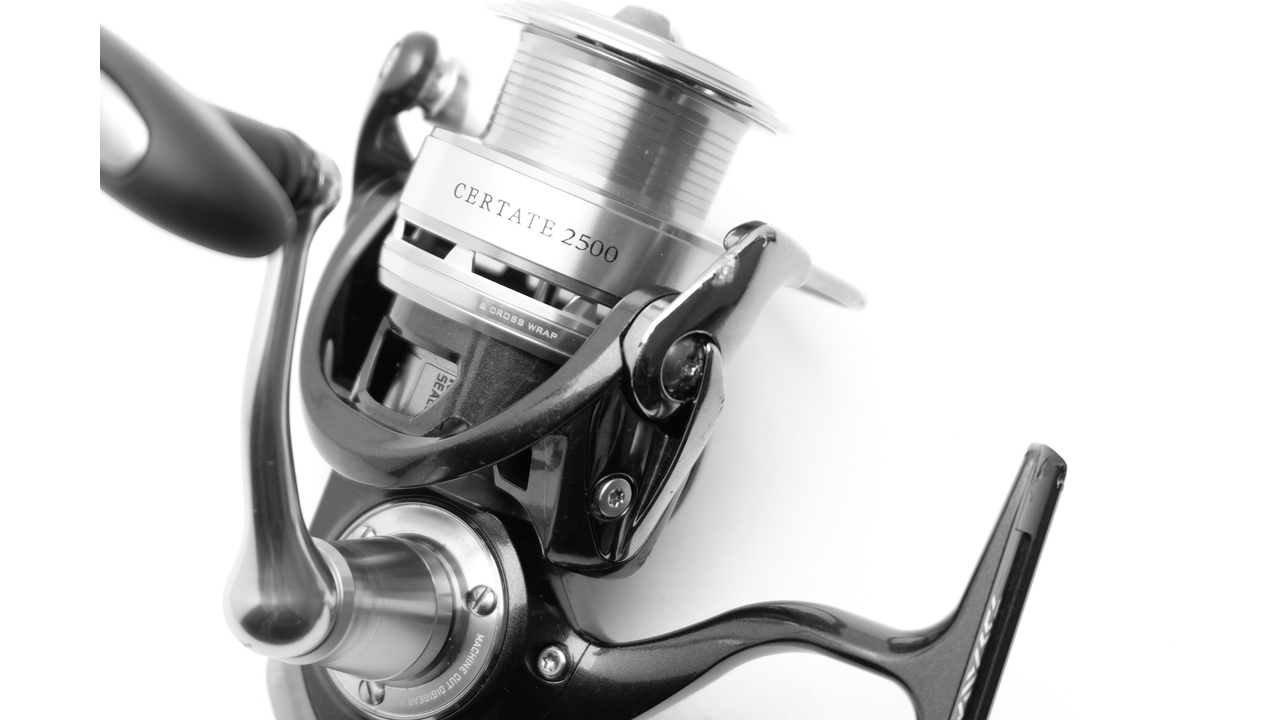 Катушка спиннинговая daiwa 10 certate 2500 суперцена!