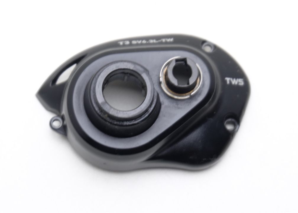 Крышка корпуса daiwa t3 sv 6.3 left деталь на схеме под номером 64