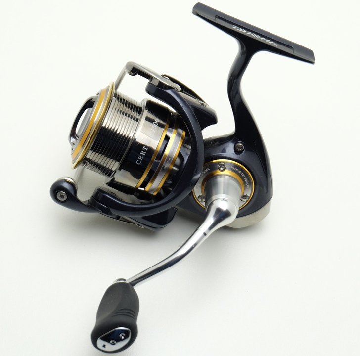 Пластиковая крышка корпуса daiwa certate 10 2500/2506 деталь на схеме под номером 74