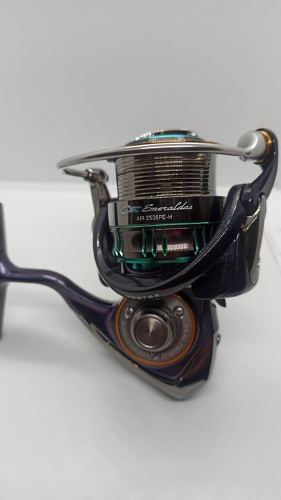 Катушка спиннинговая daiwa emeraldas 15 air 2508pe-h Катушка спиннинговая daiwa emeraldas 15 air 2508pe-h